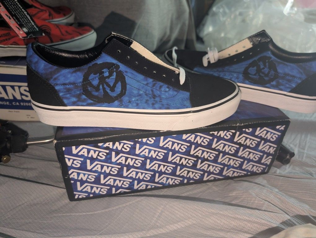 Men's SZ 10  Pennywise Vans 