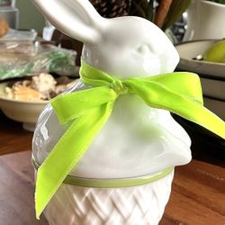 Williams Sonoma Bunny Tureen w/Lid - Two Piece Piece - 2011