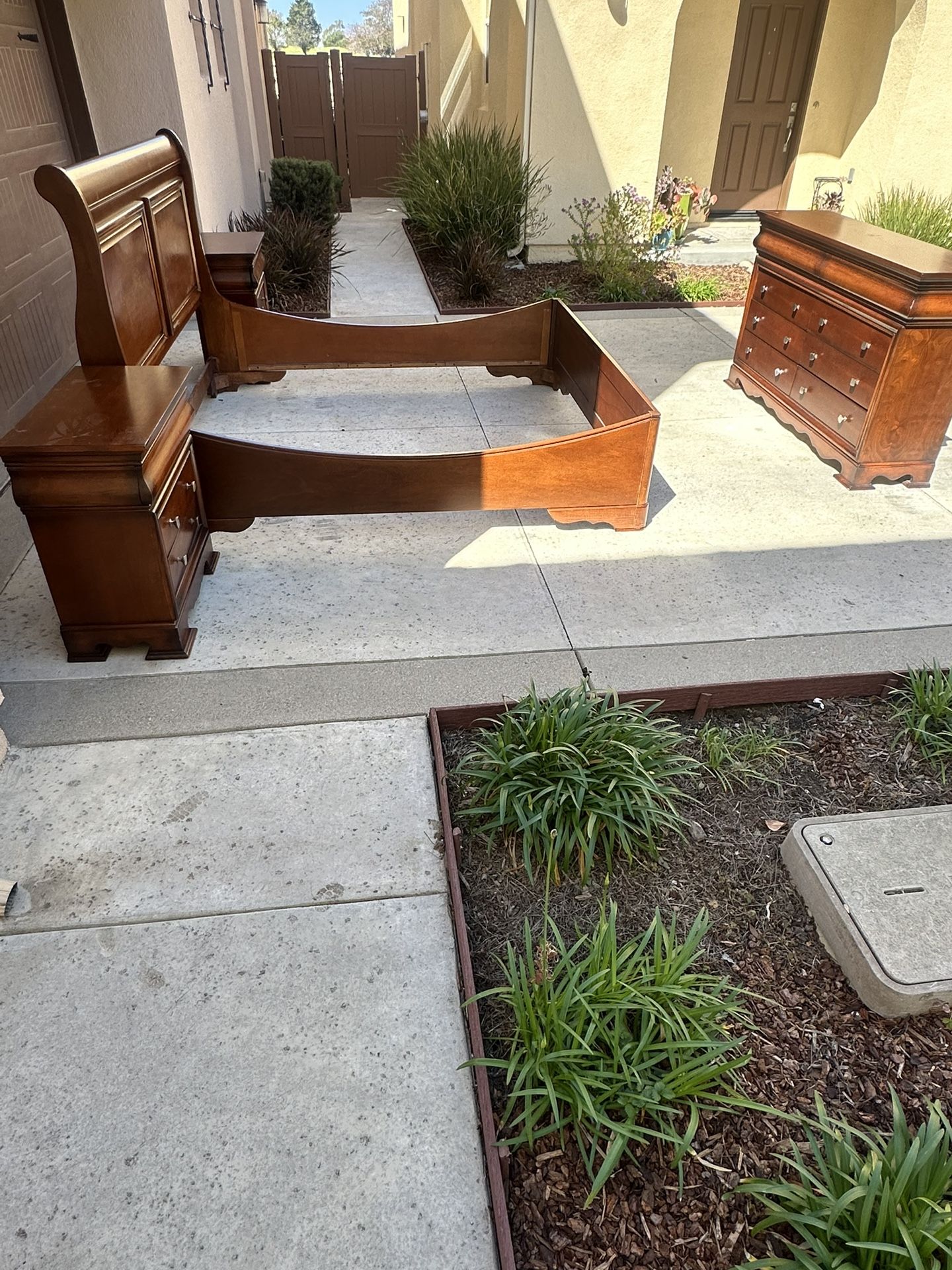 Look !!! King Frame, Two Nightstands and Dresser