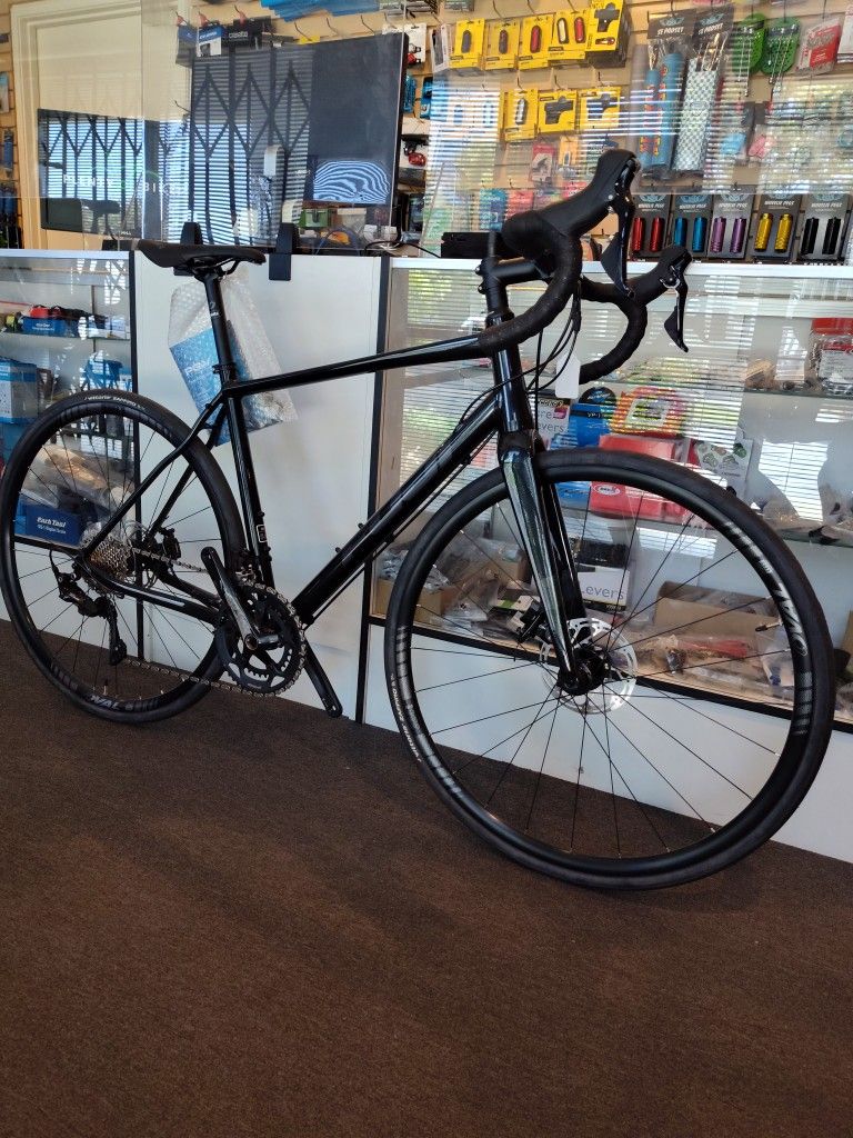 NEW 54CM FUJI SPORTIF 1.1 DISC BLACK 22 SPEED SHIMANO 105 ROAD BIKE