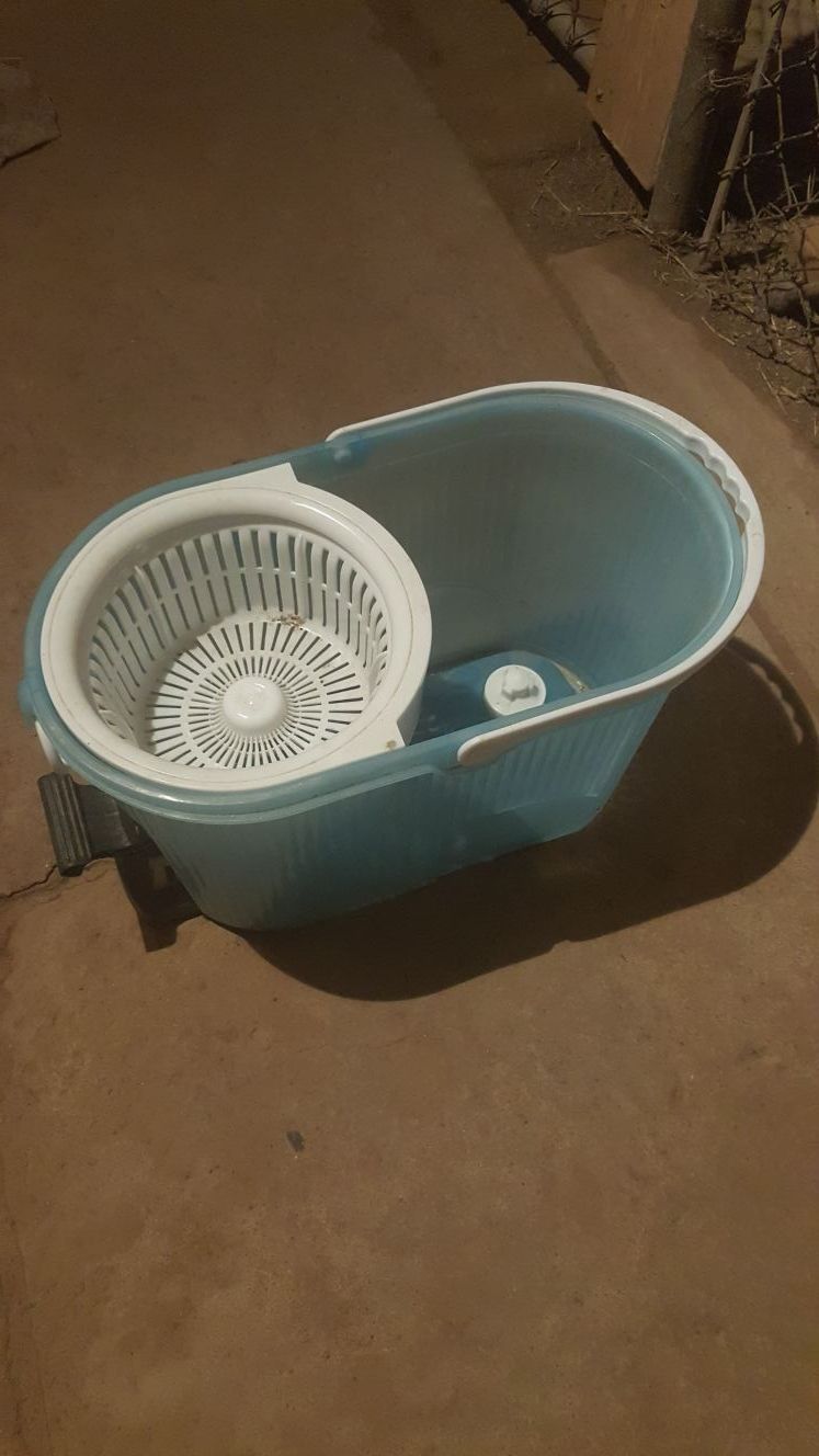Spinner mop bucket