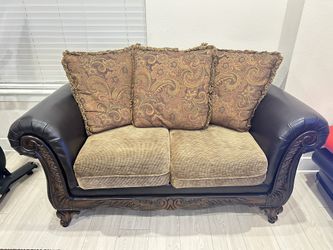 Beautiful Traditional 3-Piece Living Room Set - Excellent Condition