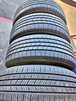 195/65r15 marca MICHELIN con 80% de Vida las 4