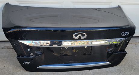 Infiniti Q70 trunk lid