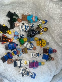 27 Lego minifigures