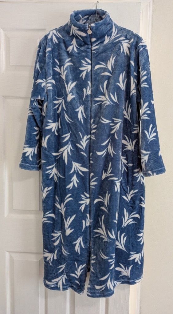 Woman's Fleece Zip Up Robe With Pockets XL  Blue And White