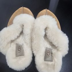 UGG slippers Size 7 NEW