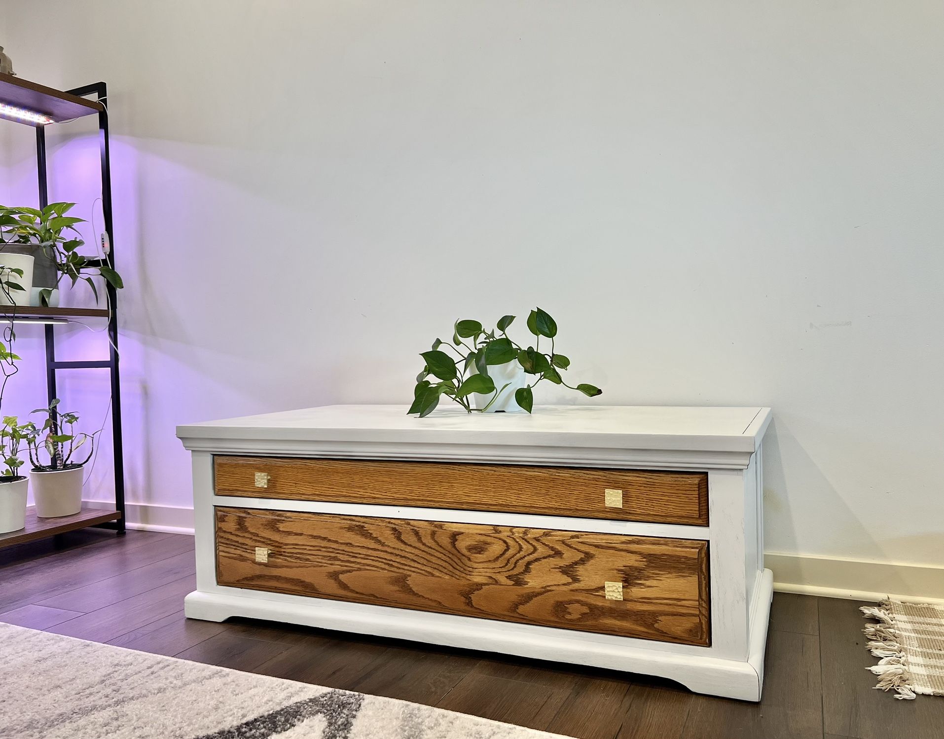 White tv Stand / Drawer