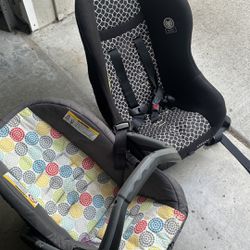 2 Car Seats with 1 TV Stand For Free