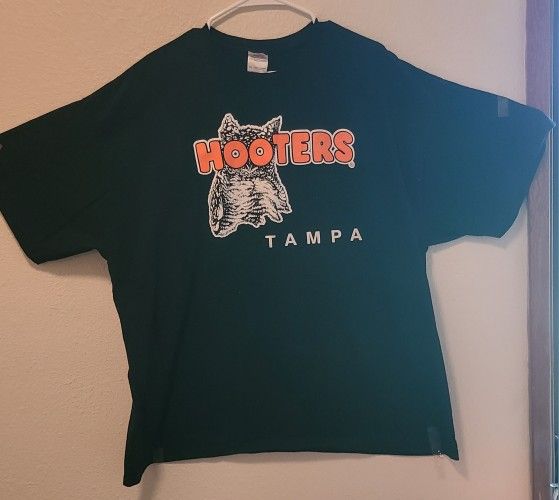 2 T-shirts HOOTERS  2XL