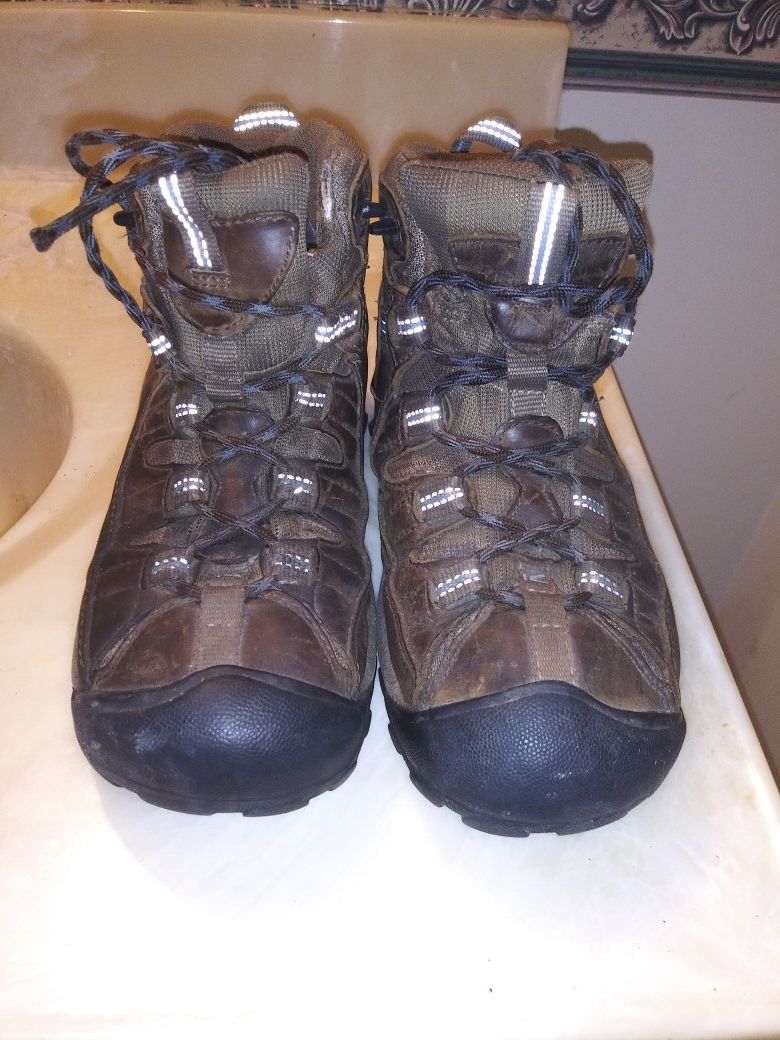 Womens winter boots size 7.5 keen boots