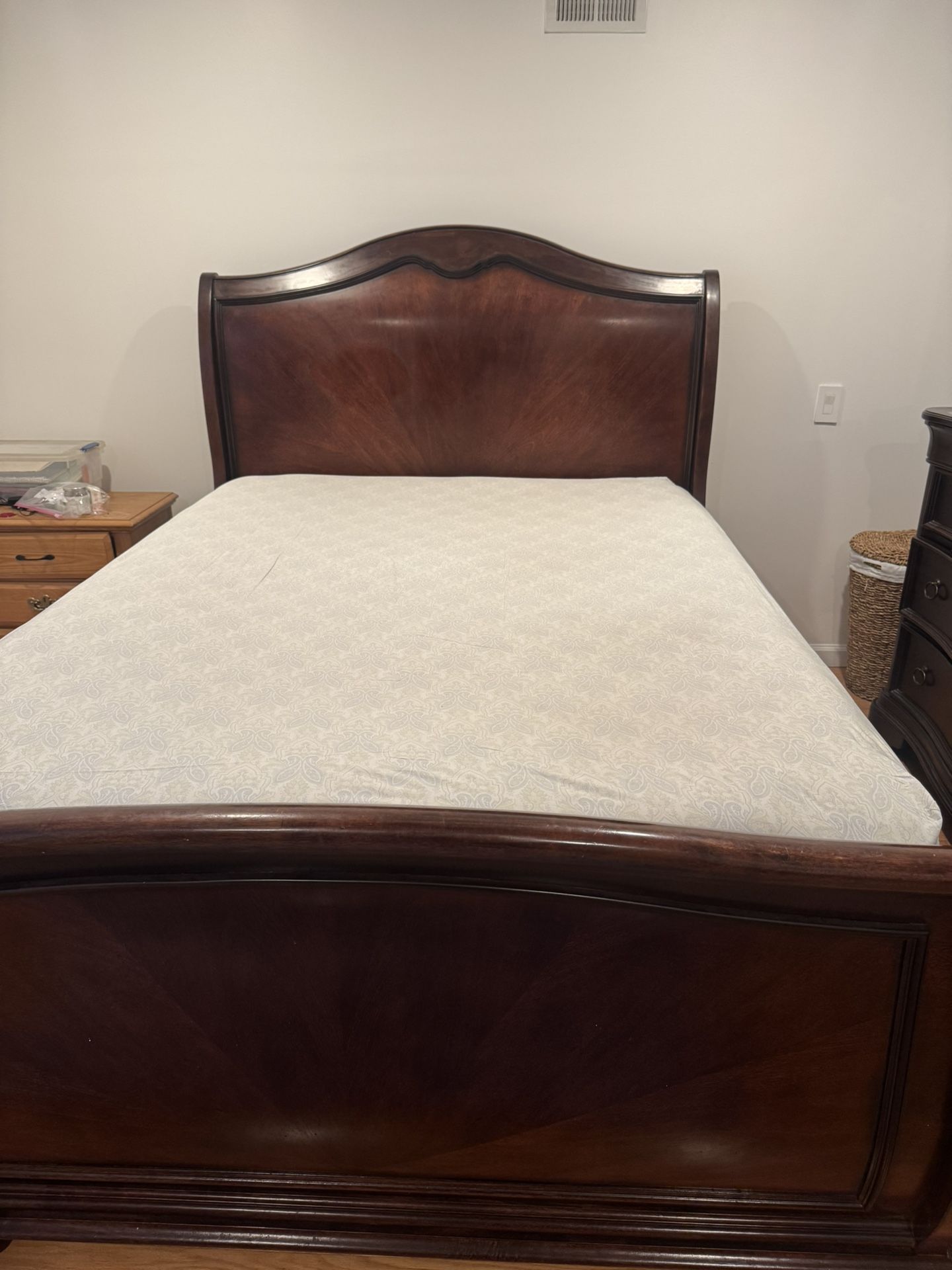 Queen Bed Set With Dresser, Mirror And Side Table