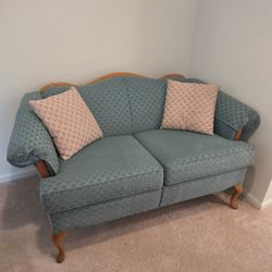 Queen ANNE LOVESEAT
