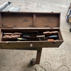 antique saw box with saws