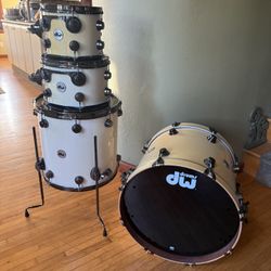 Dw Collectors 4pc Maple Mahogany  Drum Set Kit 20 Inch Kick 