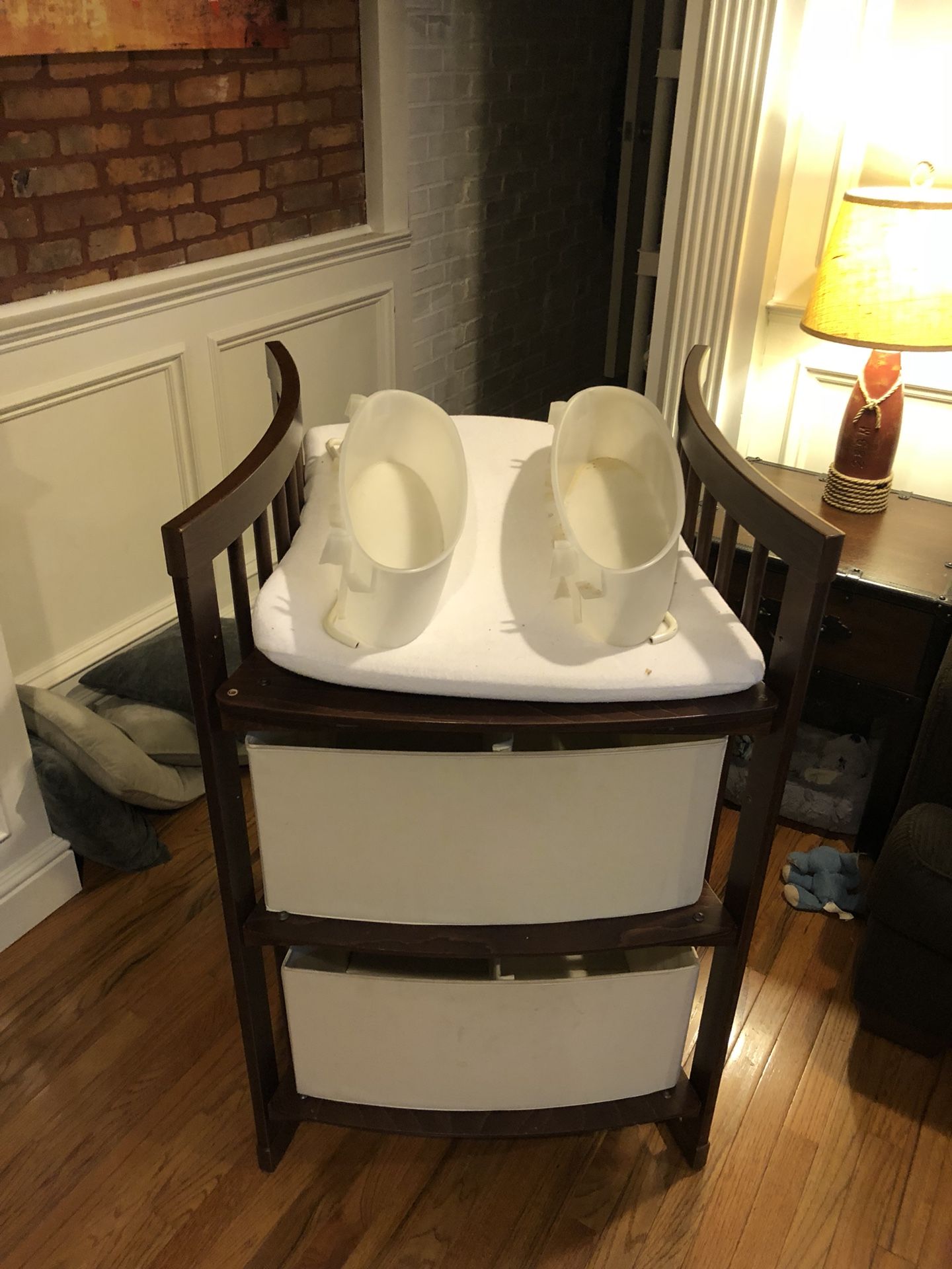 Stokke changing table like new with extra pad covers