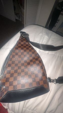 Loui vuttion sling bag