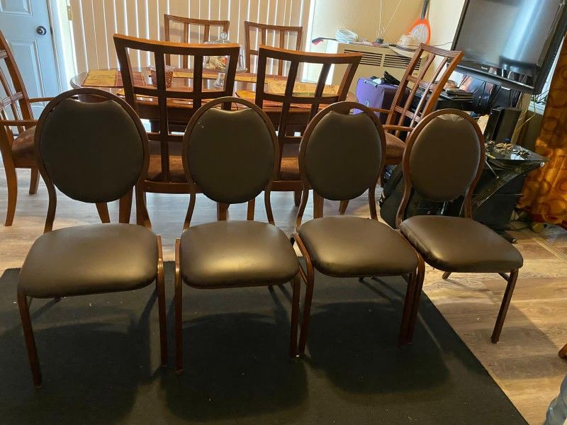 4 Chairs Set. Great Conditions