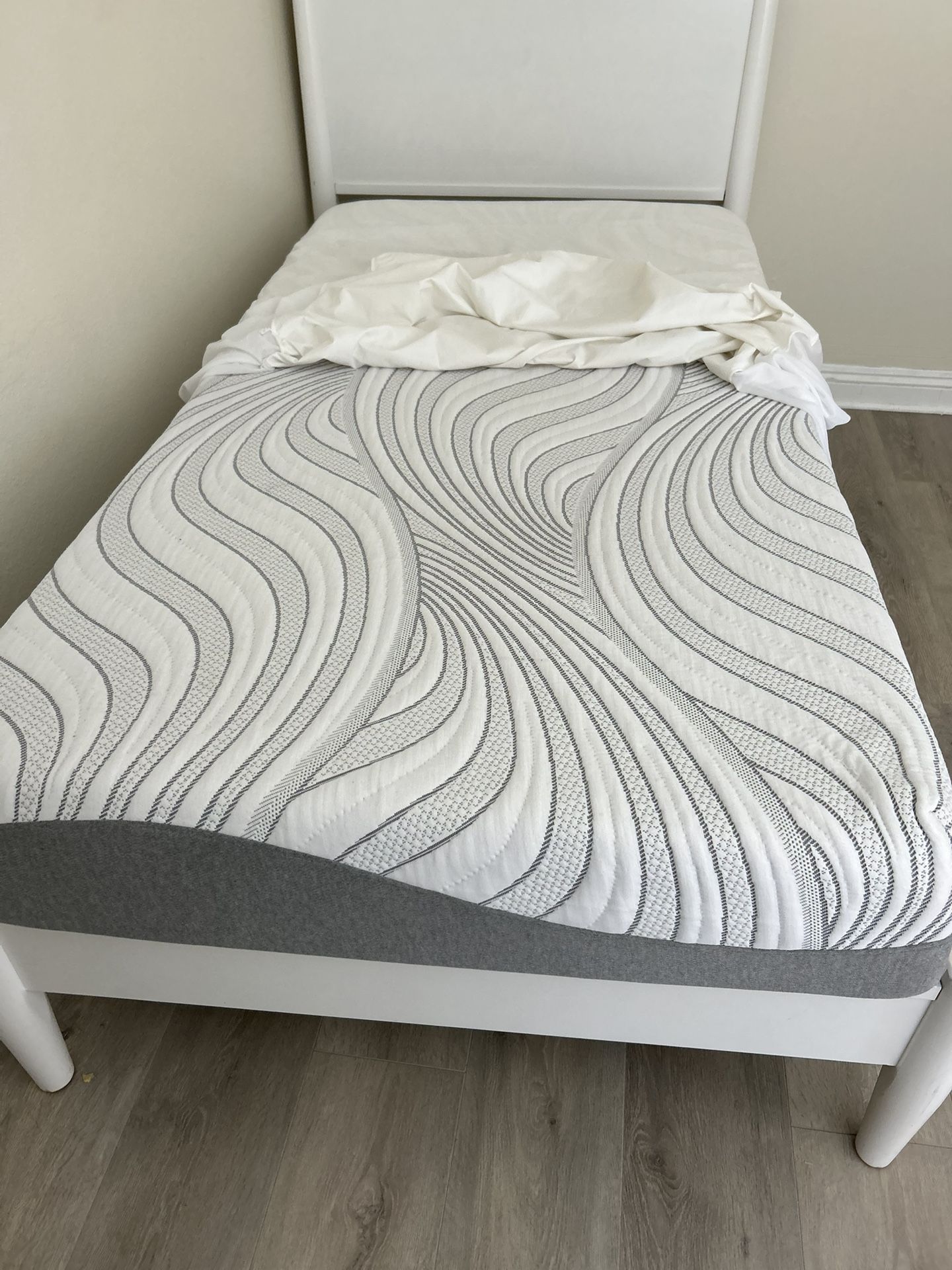 LIKE NEW TWIN SIZE BED