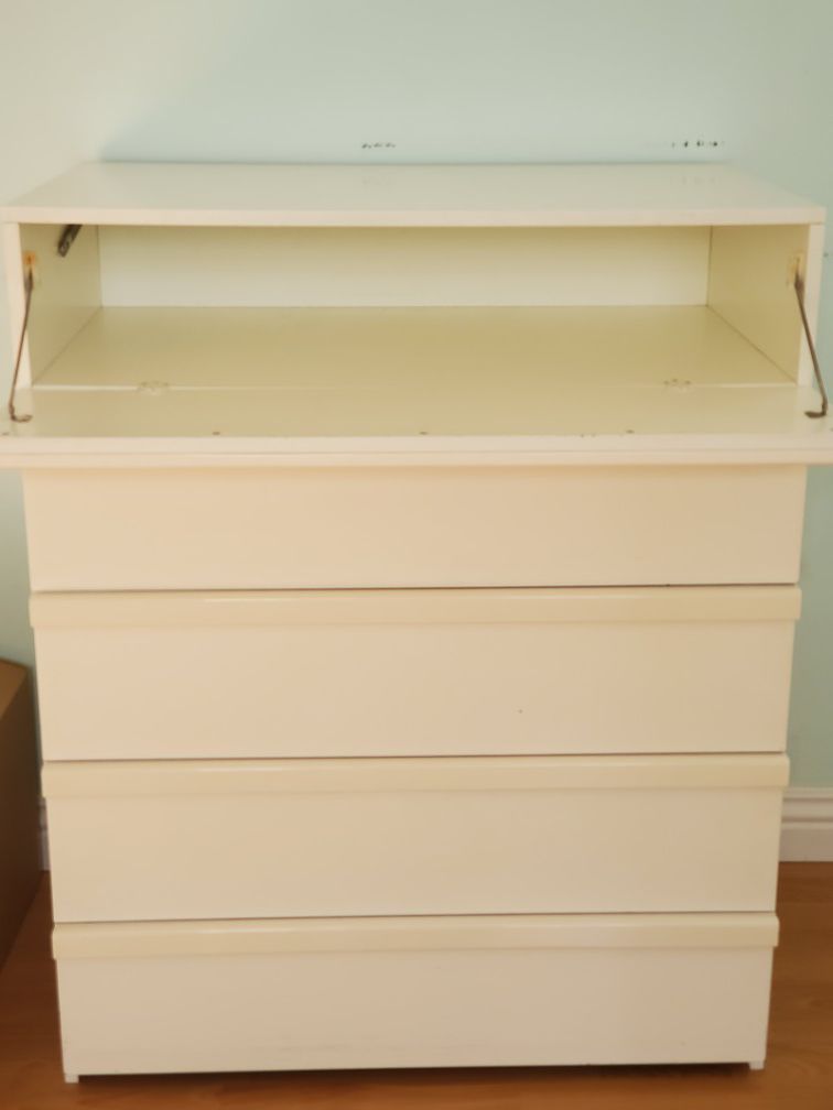 Baby changing table with drawers