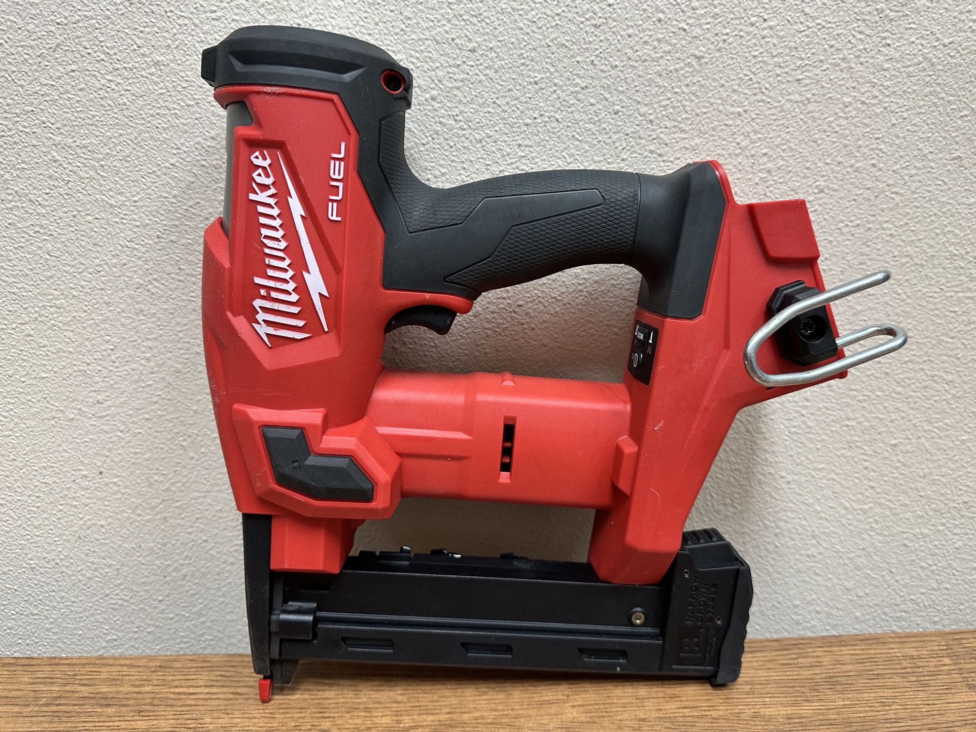 Milwaukee 2749-20 M18 FUEL 18-Volt Lithium-Ion Brushless Cordless 18-Gauge  1/4 in. Narrow Crown Stapler (Tool-Only) for Sale in San Diego, CA OfferUp