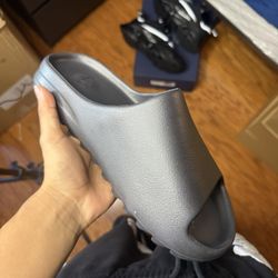 YEEZY SLIDES