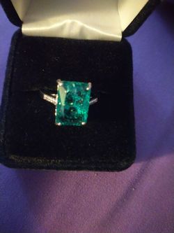 Lady's  Columbian Emarald ring size 7 sterling silver setting
