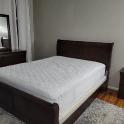 $200 Queen Size Bed Room Set 