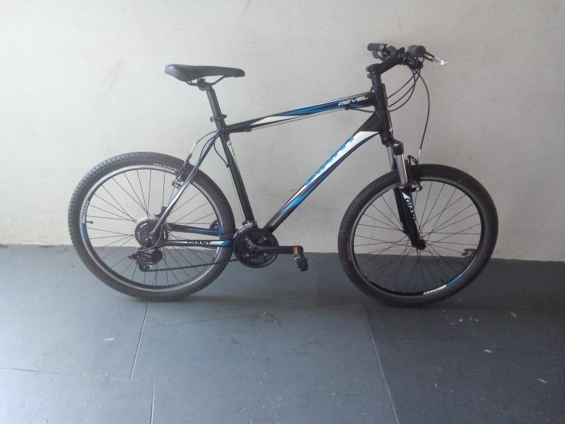 BICYCLE GIANT 21 SPEED SIZE 26 BRAND NEW