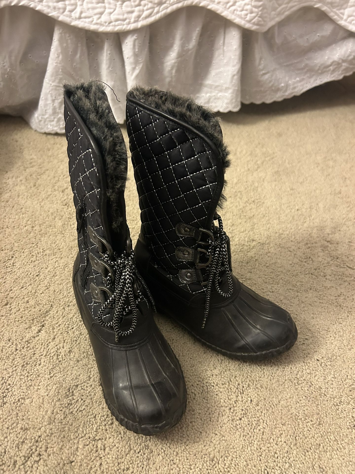 Girls Faux Fur Lined Snow Boots in black and silver