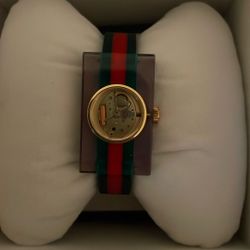 RELOJ GUCCI ORIGINAL. CON TODOS SUS  DOCUMENTOS.  TRABAJA CON BATERÍA.  LO VENDO EN $500 O MEJOR OFERTA.
