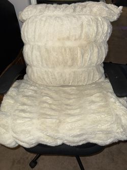 Bloomingdale’s Blanket And Pillow Set 