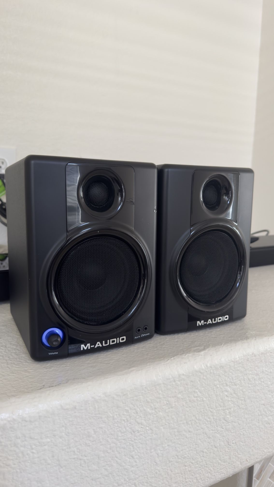 PAIR OF M-AUDIO AV 40 STUDIO MONITOR SPEAKERS WITH BASS BOOST