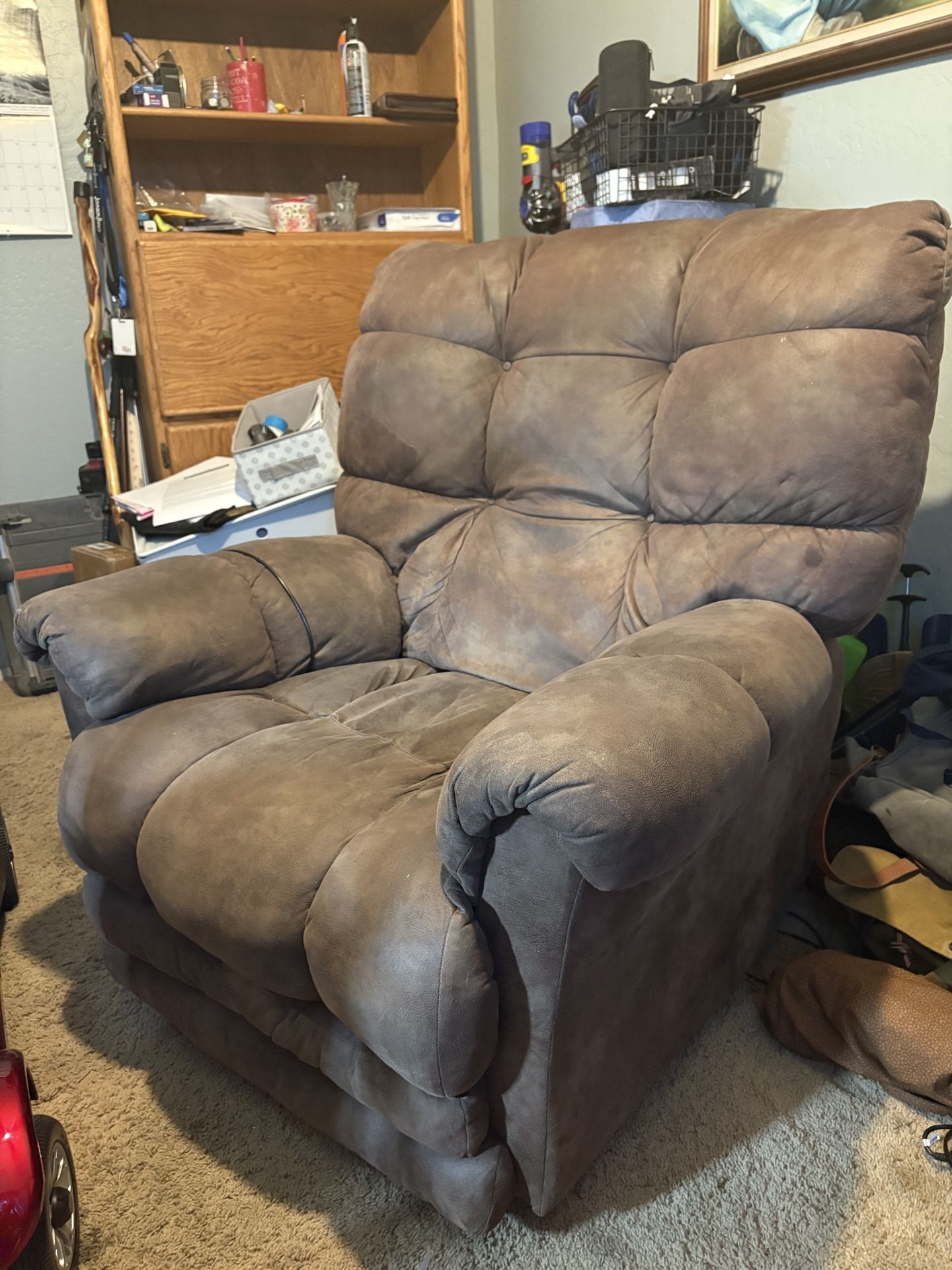 Lightly Used Recliner/Lift Chair.
