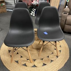 Set Of 4 Chairs NES $80