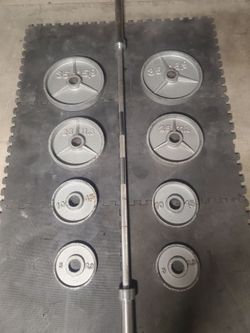 Olympic Weight Set. 7ft Solid 45lb Bar 2x35lbs 2x25lbs 2x10lbs 2x5lbs That's 195lbs All Together With the Bar