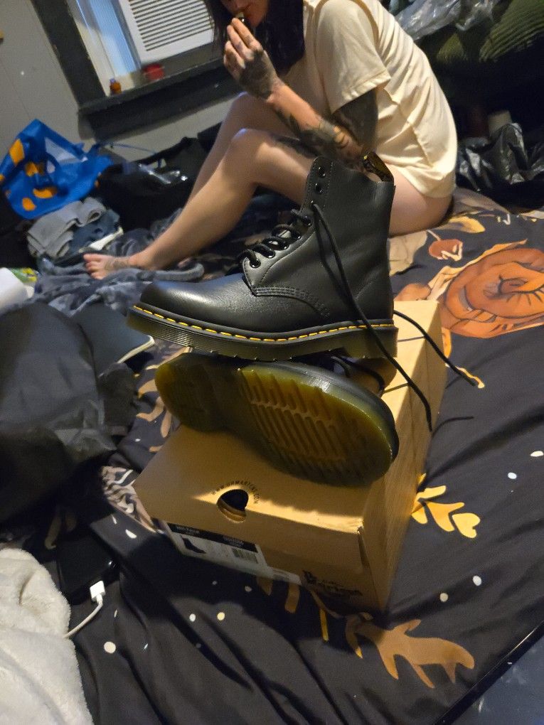 Size 8 1460 Pascal Doc Martins (Black)