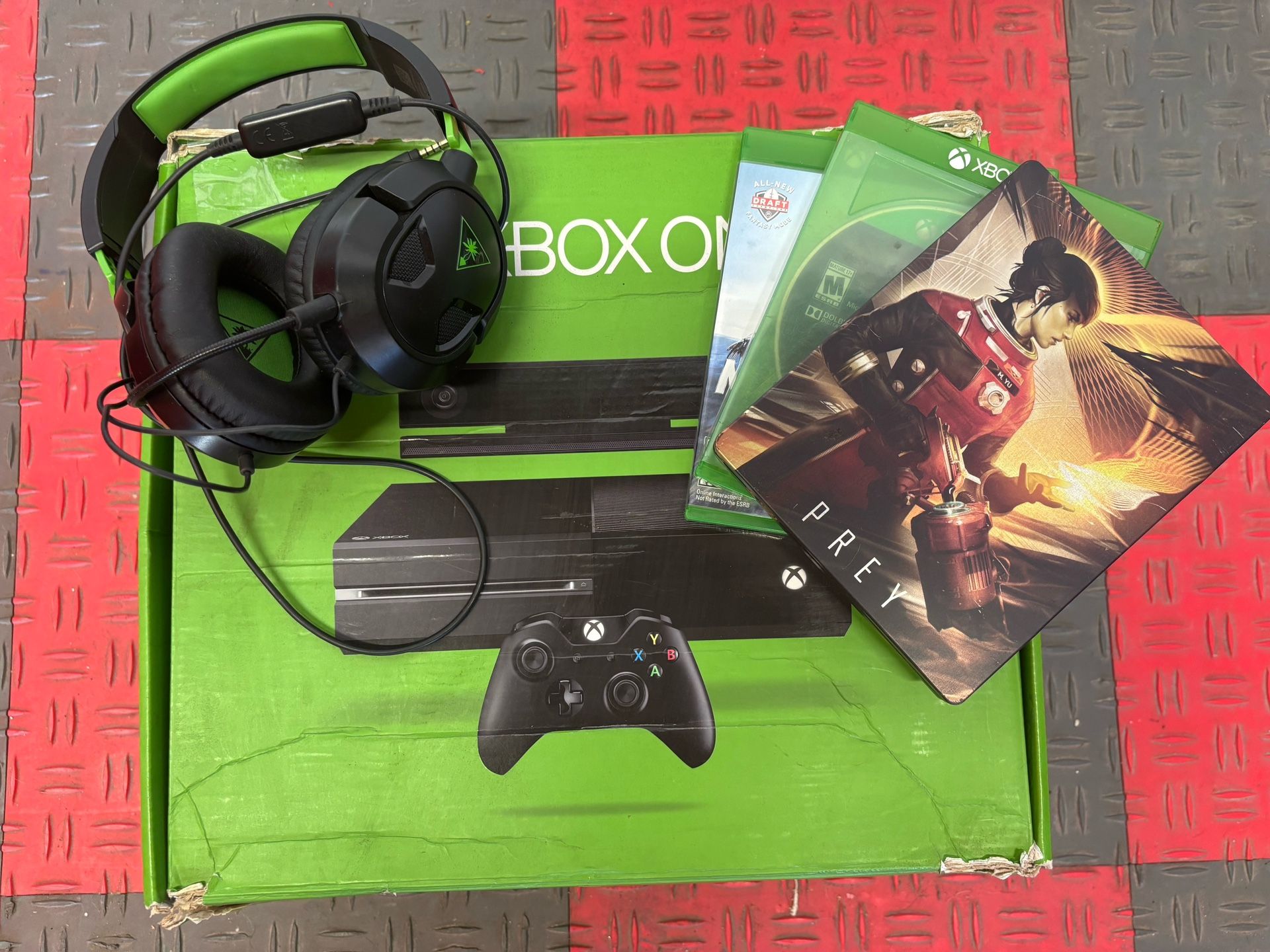 Xbox One 500GB Bundle 3 games,headset , controller