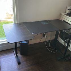 Adjustable standing desk