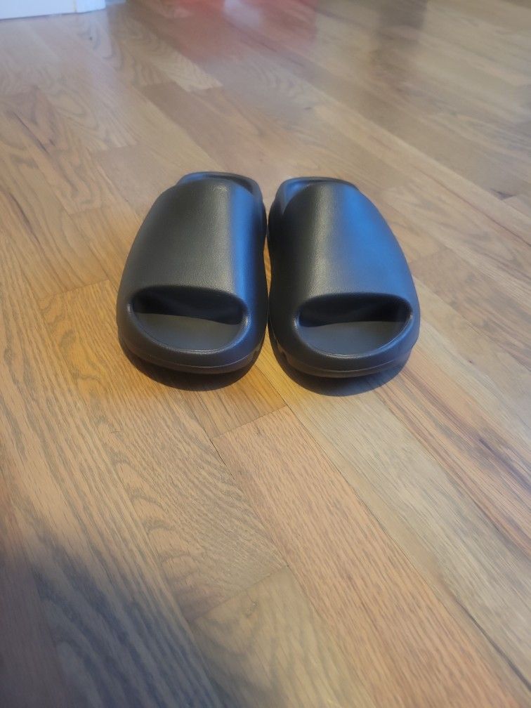 Black Yeezy Slides