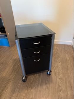 Metal filing cabinet with 3 drawers