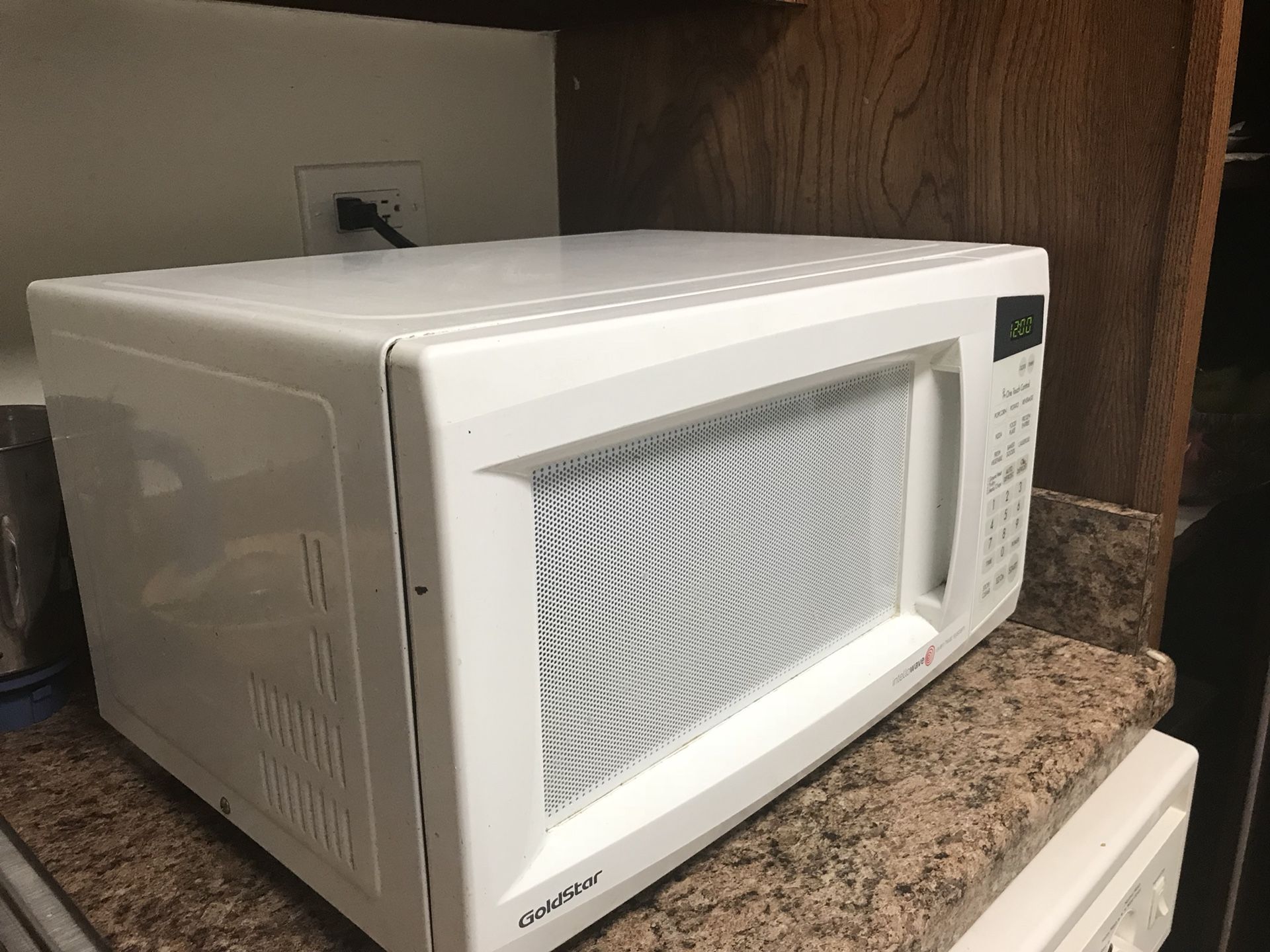 GoldStar intellowave microwave oven for Sale in Prospect Heights, IL