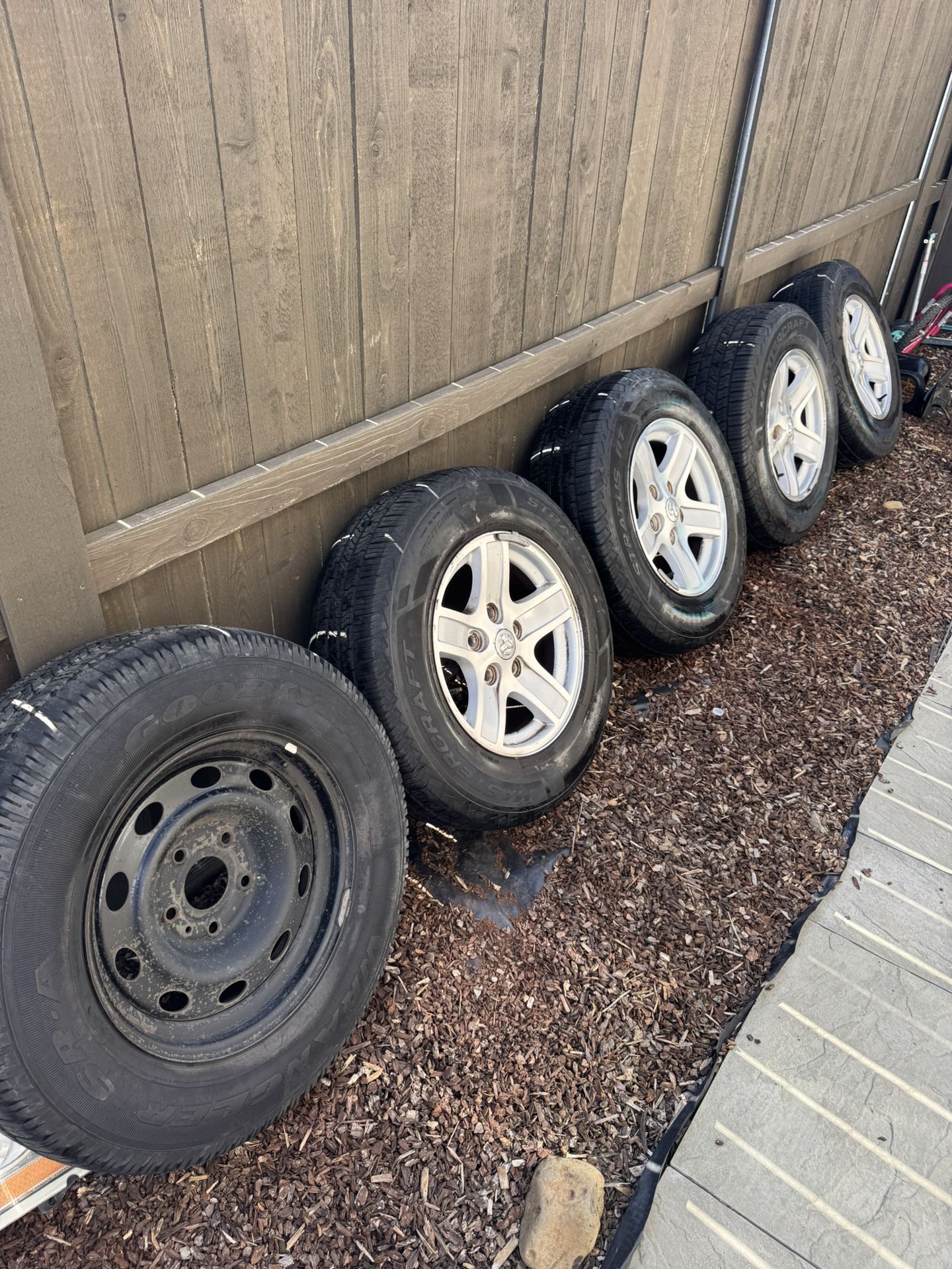 4 Tires 235/70R17 106T