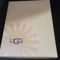 UGGS Women Classic Short Size 9