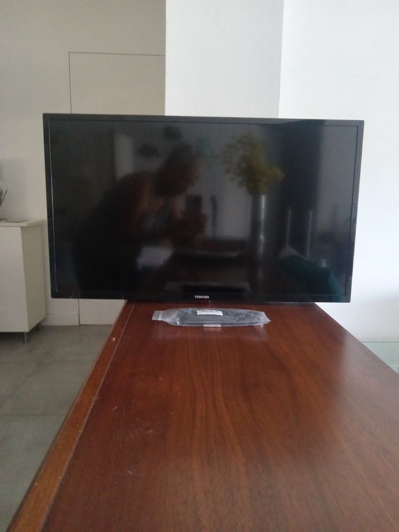 TOSHIBA 32" LCD HDTV DOLBY AUDIO