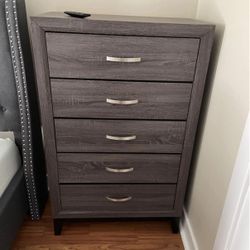 Chest of Drawers / Dresser