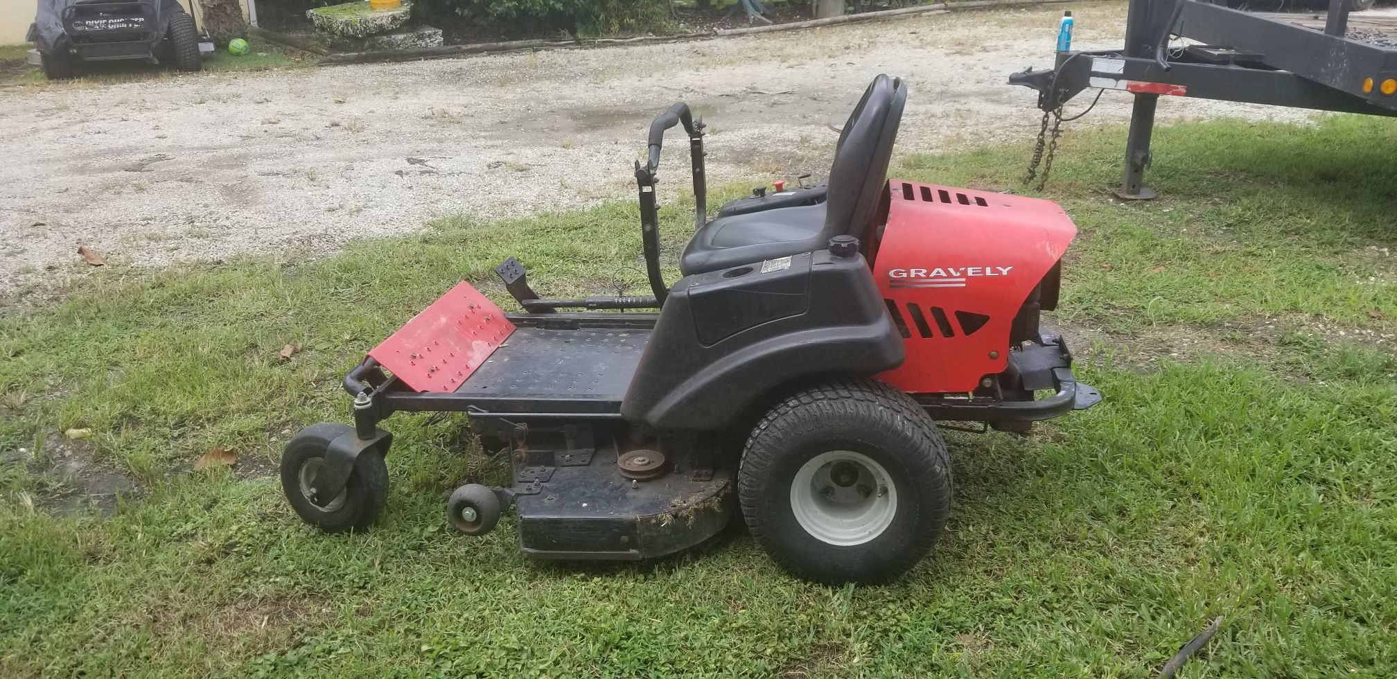 Zero turn mower Gravely ZT 2148