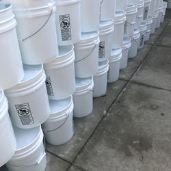 Food grade 5 gallon buckets with lids￼