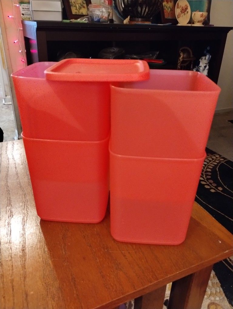 Tupperware Large Mates 4 For 20.00