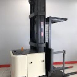 2 Crown order-picker Forklifts 